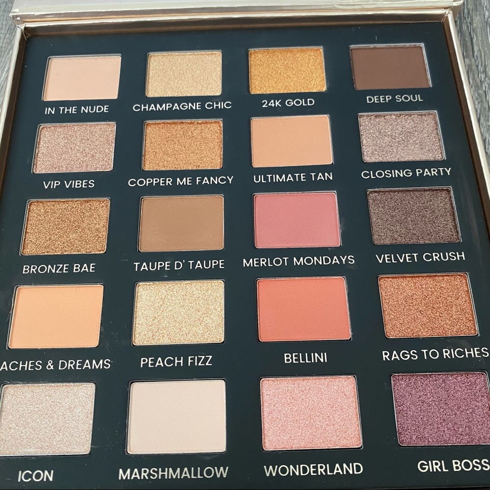 BNIB Iconic London eyeshadow palette Day to slay